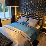 Wohnen Am Schlosspark - - Nahe Messe, Schnelles Wlan, Freie Parkplaetze, Fruehstueck Verfuegbar Apartament