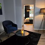 Wohnen Am Schlosspark - - Nahe Messe, Schnelles Wlan, Freie Parkplaetze, Fruehstueck Verfuegbar *