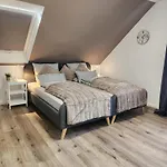 Wohnen Am Schlosspark - - Nahe Messe, Schnelles Wlan, Freie Parkplaetze, Fruehstueck Verfuegbar Apartament