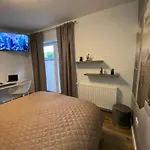 Apartament Wohnen Am Schlosspark - - Nahe Messe, Schnelles Wlan, Freie Parkplaetze, Fruehstueck Verfuegbar