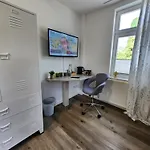 Apartament Wohnen Am Schlosspark - - Nahe Messe, Schnelles Wlan, Freie Parkplaetze, Fruehstueck Verfuegbar *