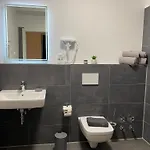 Apartament Wohnen Am Schlosspark - - Nahe Messe, Schnelles Wlan, Freie Parkplaetze, Fruehstueck Verfuegbar *