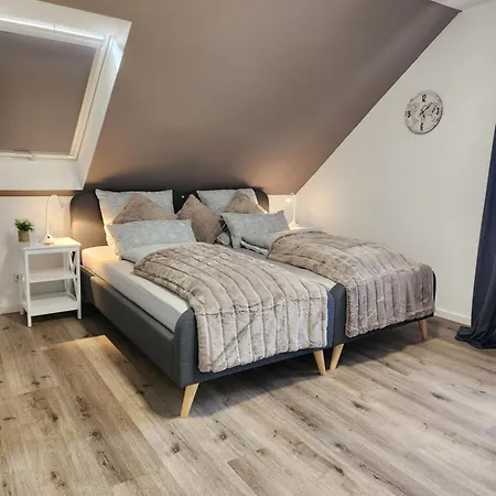 Wohnen Am Schlosspark - - Nahe Messe, Schnelles Wlan, Freie Parkplätze, Frühstück Verfügbar Apartamento