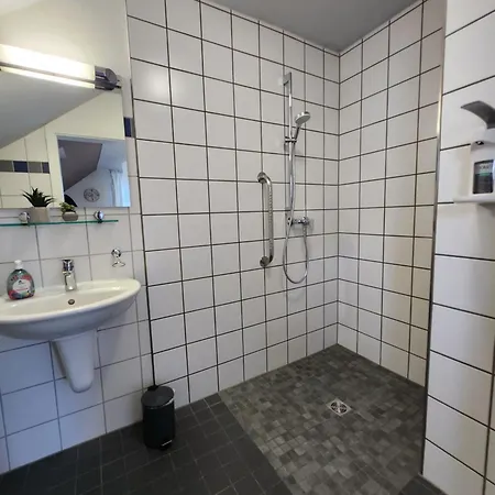 Appartement Wohnen Am Schlosspark - - Nahe Messe, Schnelles Wlan, Freie Parkplaetze, Fruehstueck Verfuegbar