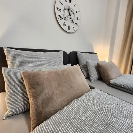 Wohnen Am Schlosspark - - Nahe Messe, Schnelles Wlan, Freie Parkplaetze, Fruehstueck Verfuegbar Appartement *