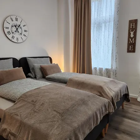 Appartement Wohnen Am Schlosspark - - Nahe Messe, Schnelles Wlan, Freie Parkplaetze, Fruehstueck Verfuegbar