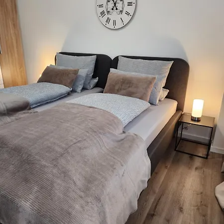 Apartament Wohnen Am Schlosspark - - Nahe Messe, Schnelles Wlan, Freie Parkplaetze, Fruehstueck Verfuegbar *