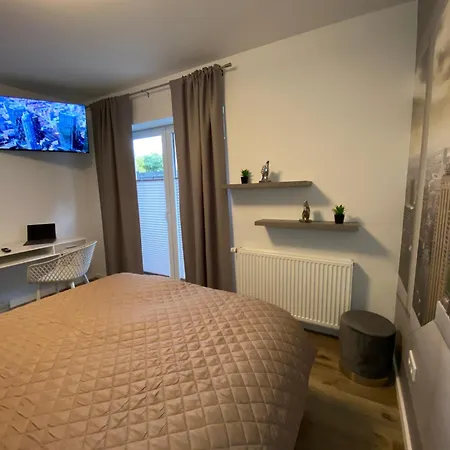 Appartement Wohnen Am Schlosspark - - Nahe Messe, Schnelles Wlan, Freie Parkplaetze, Fruehstueck Verfuegbar