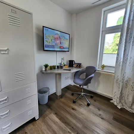 Appartement Wohnen Am Schlosspark - - Nahe Messe, Schnelles Wlan, Freie Parkplaetze, Fruehstueck Verfuegbar *