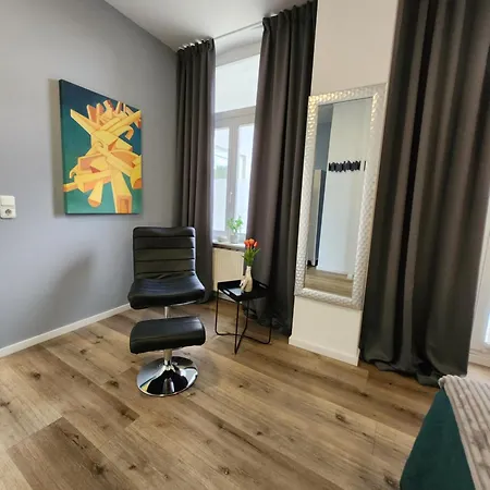 Wohnen Am Schlosspark - - Nahe Messe, Schnelles Wlan, Freie Parkplaetze, Fruehstueck Verfuegbar Appartement