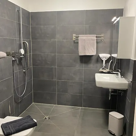 Appartement Wohnen Am Schlosspark - - Nahe Messe, Schnelles Wlan, Freie Parkplaetze, Fruehstueck Verfuegbar *