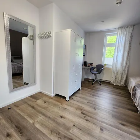 Appartement Wohnen Am Schlosspark - - Nahe Messe, Schnelles Wlan, Freie Parkplaetze, Fruehstueck Verfuegbar