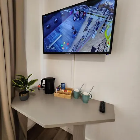 Wohnen Am Schlosspark - - Nahe Messe, Schnelles Wlan, Freie Parkplaetze, Fruehstueck Verfuegbar Appartement
