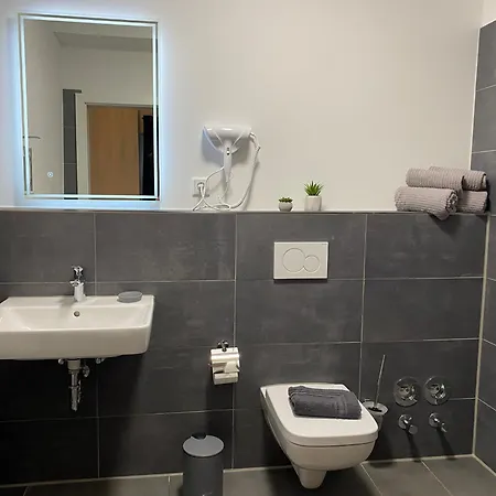 Apartamento Wohnen Am Schlosspark - - Nahe Messe, Schnelles Wlan, Freie Parkplätze, Frühstück Verfügbar *
