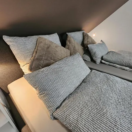 Wohnen Am Schlosspark - - Nahe Messe, Schnelles Wlan, Freie Parkplaetze, Fruehstueck Verfuegbar Appartement *
