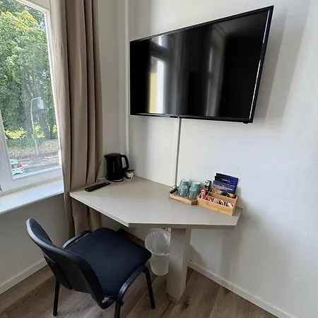 Wohnen Am Schlosspark - - Nahe Messe, Schnelles Wlan, Freie Parkplaetze, Fruehstueck Verfuegbar *