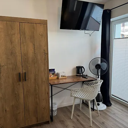 Appartement Wohnen Am Schlosspark - - Nahe Messe, Schnelles Wlan, Freie Parkplaetze, Fruehstueck Verfuegbar