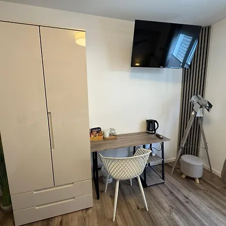 Appartement Wohnen Am Schlosspark - - Nahe Messe, Schnelles Wlan, Freie Parkplaetze, Fruehstueck Verfuegbar