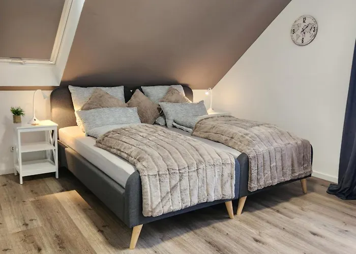 Wohnen Am Schlosspark - - Nahe Messe, Schnelles Wlan, Freie Parkplaetze, Fruehstueck Verfuegbar Apartamento