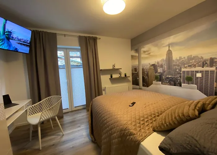 Wohnen Am Schlosspark - - Nahe Messe, Schnelles Wlan, Freie Parkplaetze, Fruehstueck Verfuegbar