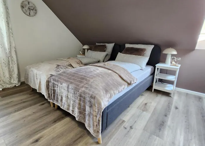 Wohnen Am Schlosspark - - Nahe Messe, Schnelles Wlan, Freie Parkplaetze, Fruehstueck Verfuegbar