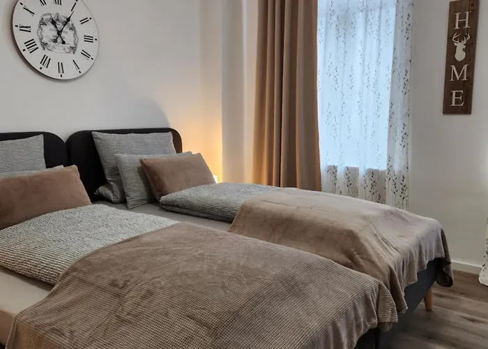 Appartement Wohnen Am Schlosspark - - Nahe Messe, Schnelles Wlan, Freie Parkplaetze, Fruehstueck Verfuegbar