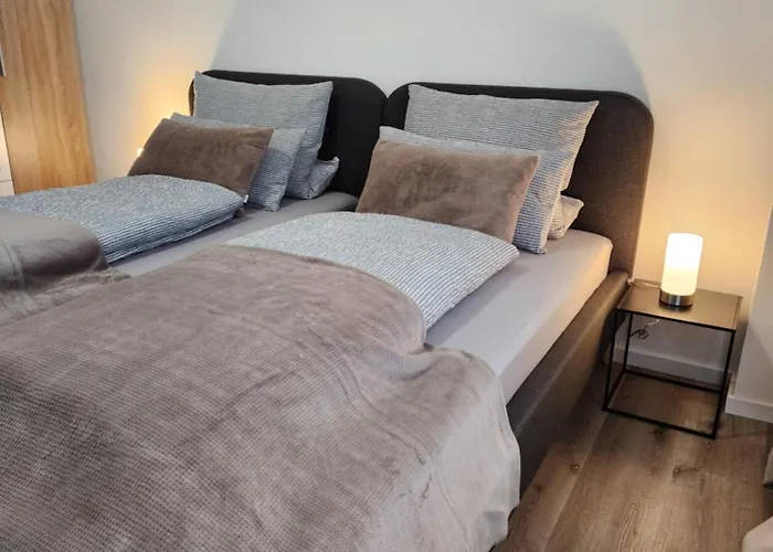 Appartement Wohnen Am Schlosspark - - Nahe Messe, Schnelles Wlan, Freie Parkplaetze, Fruehstueck Verfuegbar *