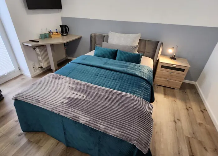 Wohnen Am Schlosspark - - Nahe Messe, Schnelles Wlan, Freie Parkplaetze, Fruehstueck Verfuegbar *