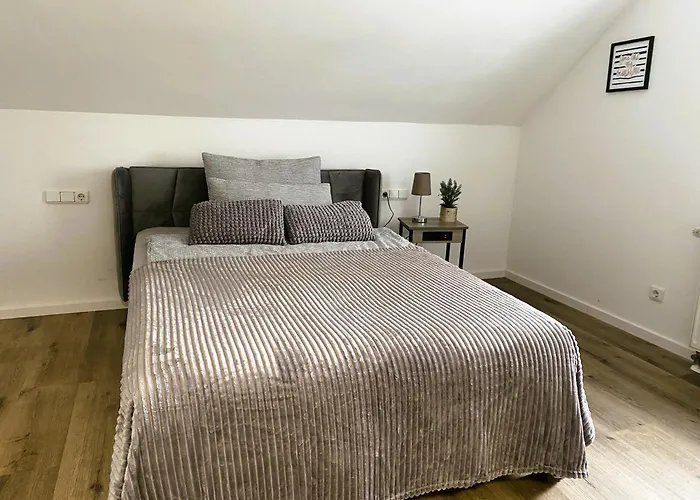 Wohnen Am Schlosspark - - Nahe Messe, Schnelles Wlan, Freie Parkplaetze, Fruehstueck Verfuegbar