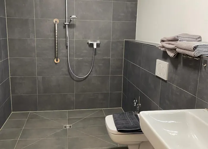 Wohnen Am Schlosspark - - Nahe Messe, Schnelles Wlan, Freie Parkplaetze, Fruehstueck Verfuegbar *