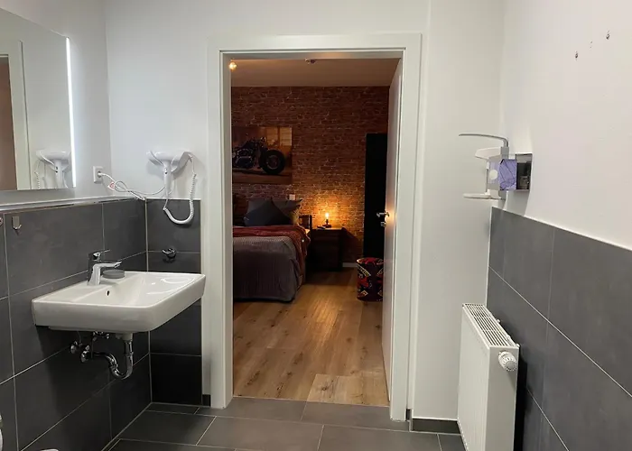 Wohnen Am Schlosspark - - Nahe Messe, Schnelles Wlan, Freie Parkplaetze, Fruehstueck Verfuegbar