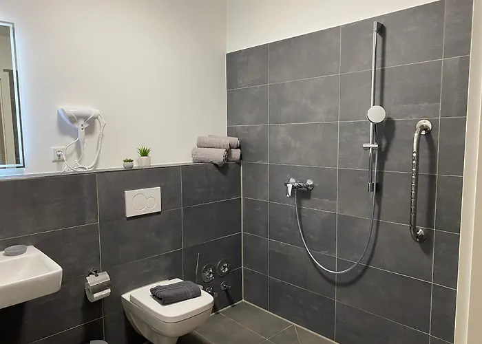 Wohnen Am Schlosspark - - Nahe Messe, Schnelles Wlan, Freie Parkplaetze, Fruehstueck Verfuegbar באד זאלצפלן