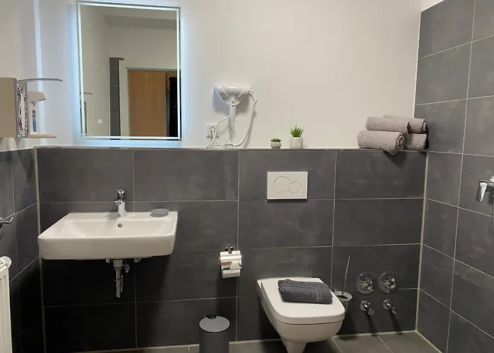 Apartmán Wohnen Am Schlosspark - - Nahe Messe, Schnelles Wlan, Freie Parkplaetze, Fruehstueck Verfuegbar *